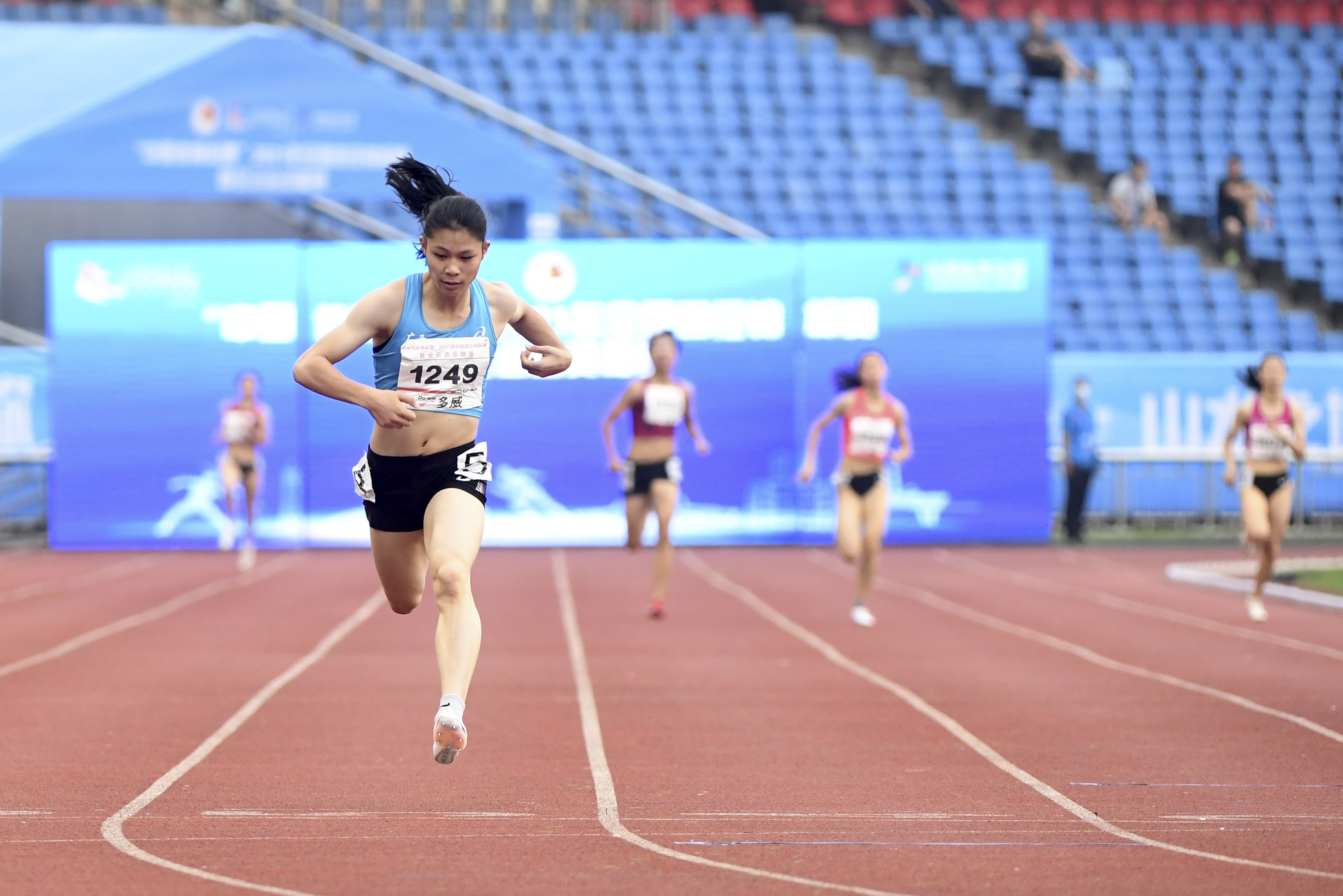 田径——全国锦标赛:刘国娟获女子400米冠军(1)