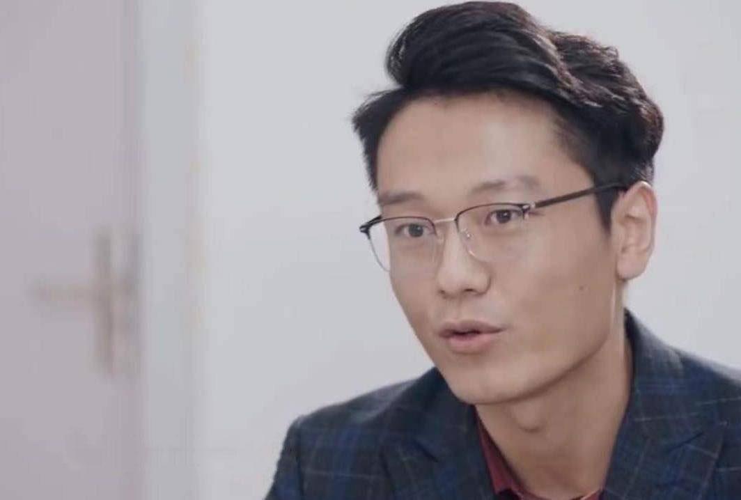 回顾河南暴雨妻子被困地铁,何勇攀赤足10公里救妻,用行动诠释爱