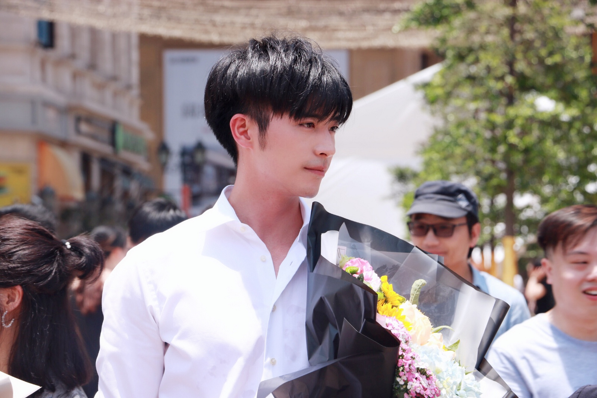 古力娜扎和徐开骋主演的电视剧《恋恋红尘》即将播出,但主演之间的