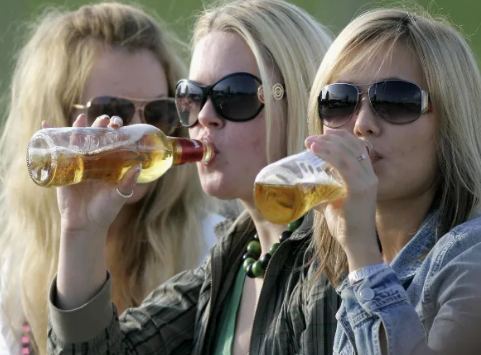 俄罗斯人到底有多爱喝酒?凡带"酒"字都往嘴里送,伏特加对瓶吹