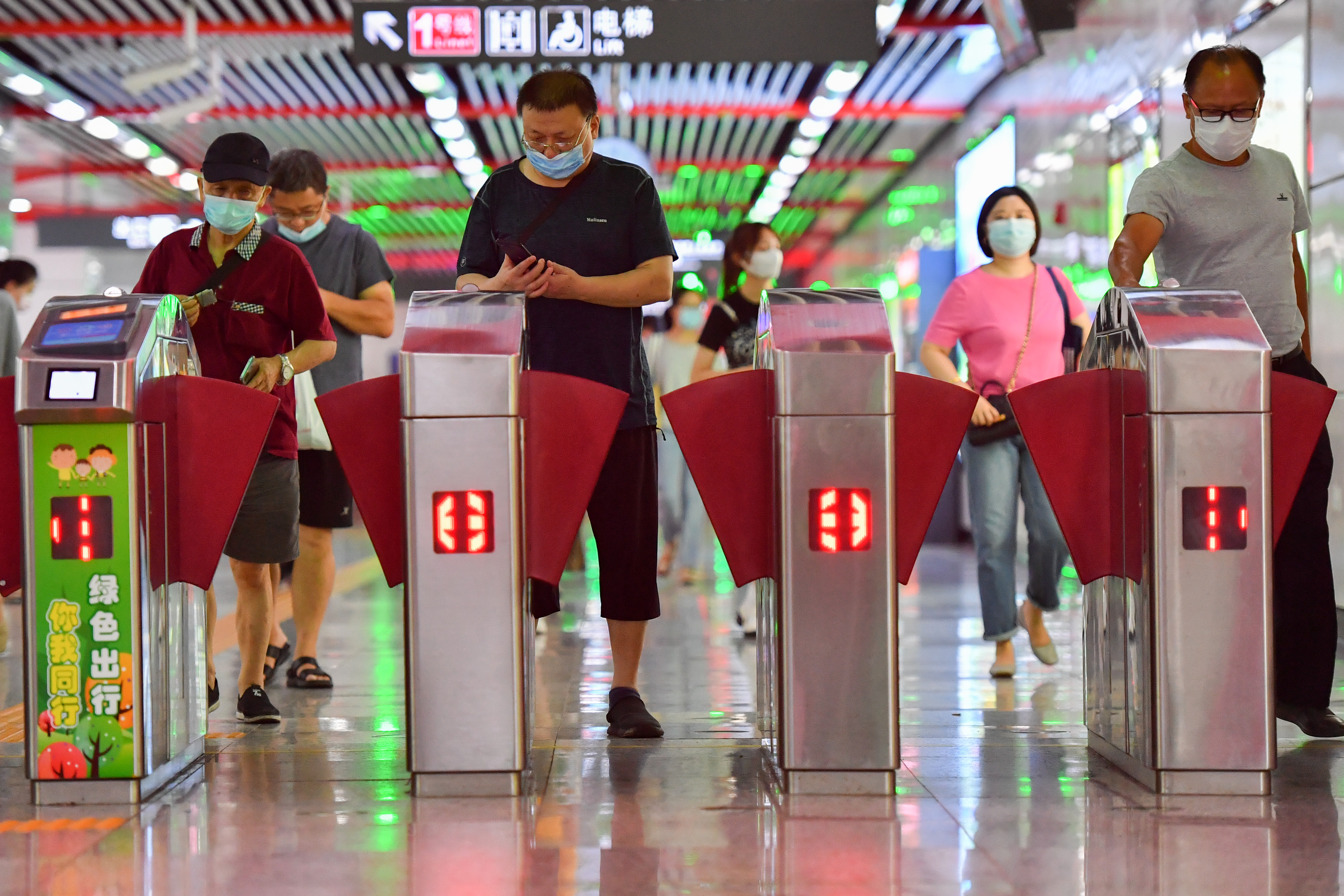 长沙地铁加强防疫 保障乘客安全出行(5)