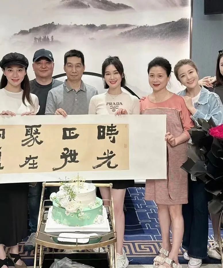 46岁左小青晒生日照,穿针织衫减龄如少女,但科技脸过于明显