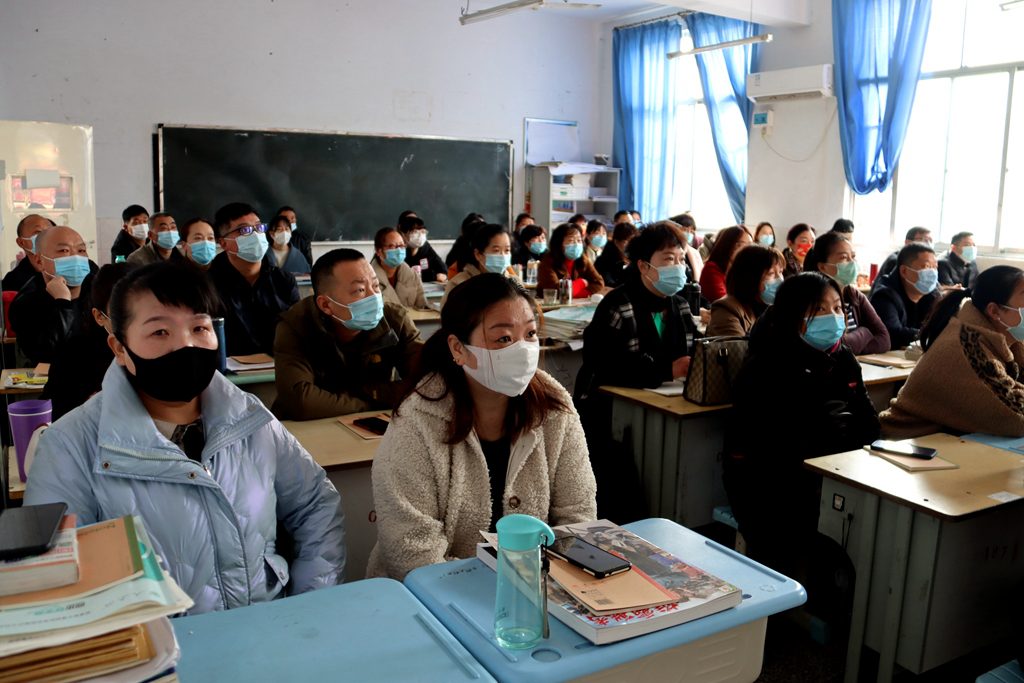 许昌市第三高级中学高二年级家长会 携手齐聚力 扬鞭启征程