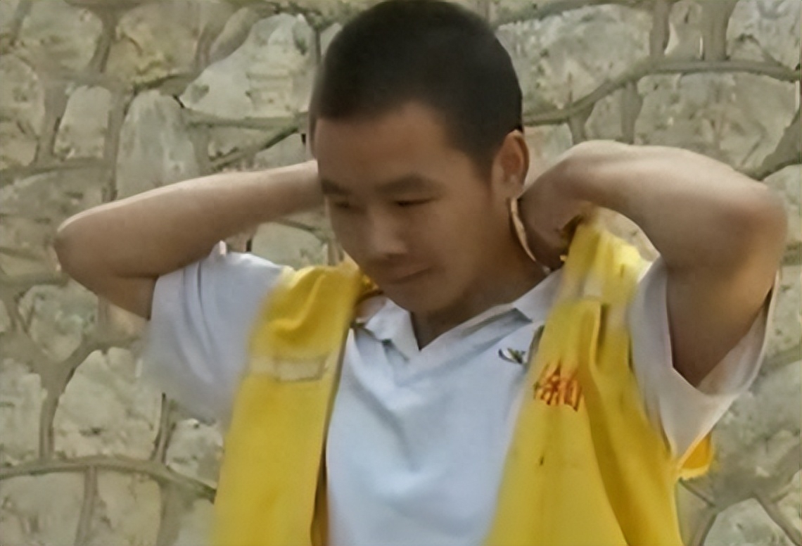 姜立春当张金凤的父母知道真相之后,一下子就瘫坐在了地上,她完全无法