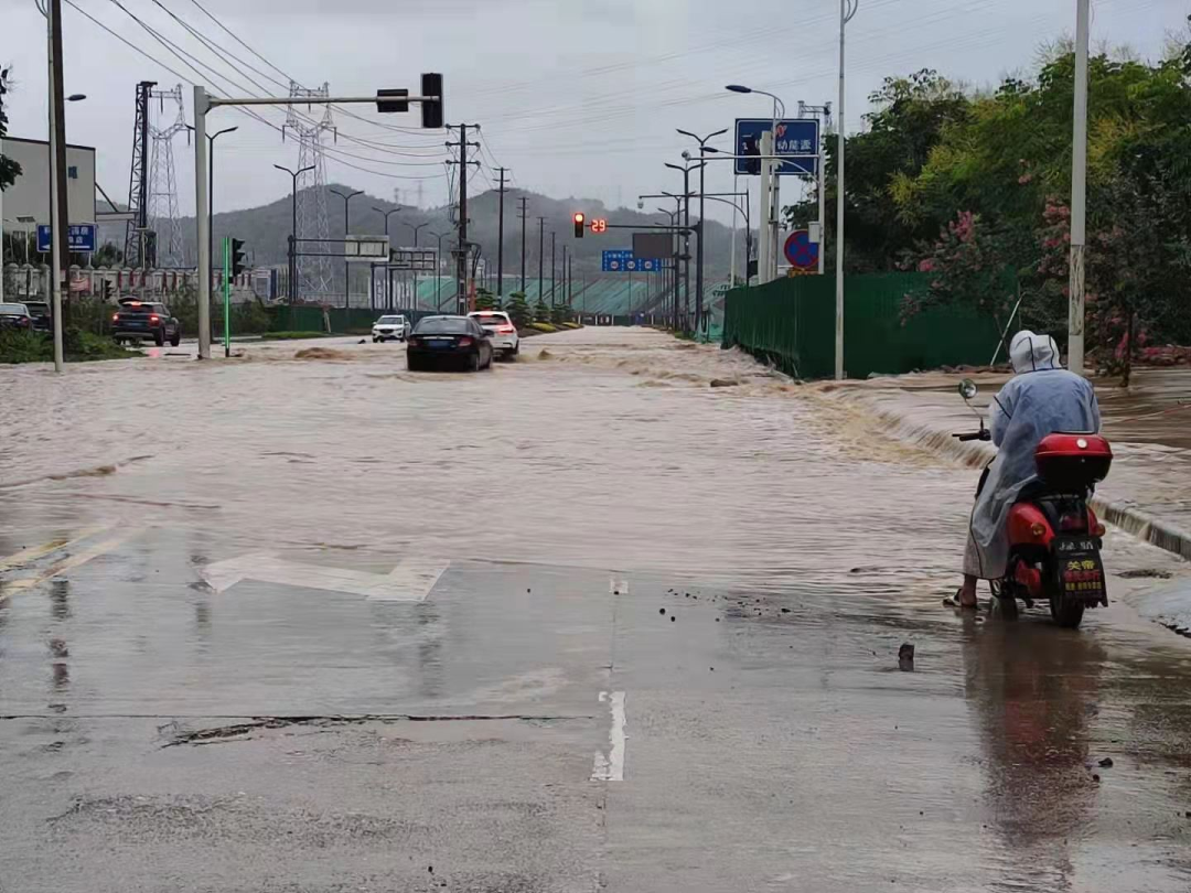 高新区万向汽车城路面积水严重 飞云大道东段繁华似锦路面 绵江路