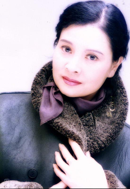 "国家一级演员"梁丹妮:二婚嫁小8岁冯远征,至今无儿无女也幸福