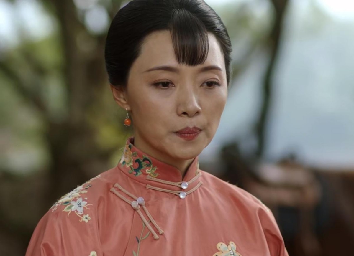 "秀芹"梁林琳大变样,烈焰红唇配民国装,40岁美出新高度