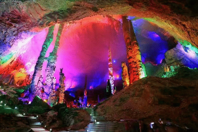 九龙洞,位于贵州铜仁,是贵州省首批确定的十大风景名胜之一,是国家级