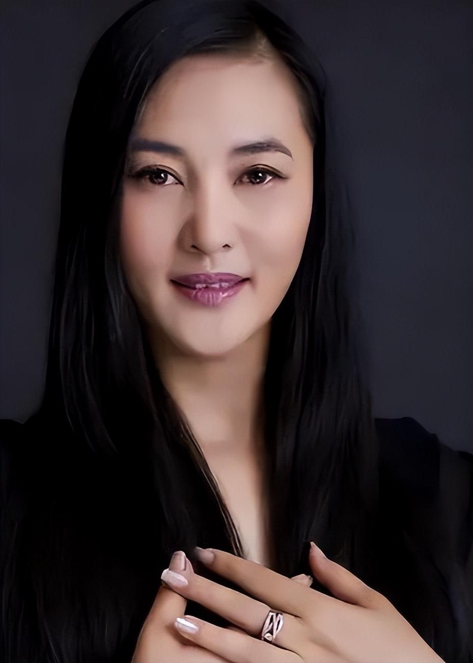 常戎与王菁华分手21年后,常戎娶比他小17岁妻子,他们有个女儿