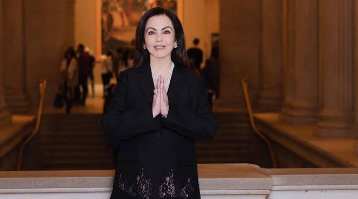 印度首富妻子:56岁穿玫红长裙毫不显老,21岁舞姿曼妙被富商看中