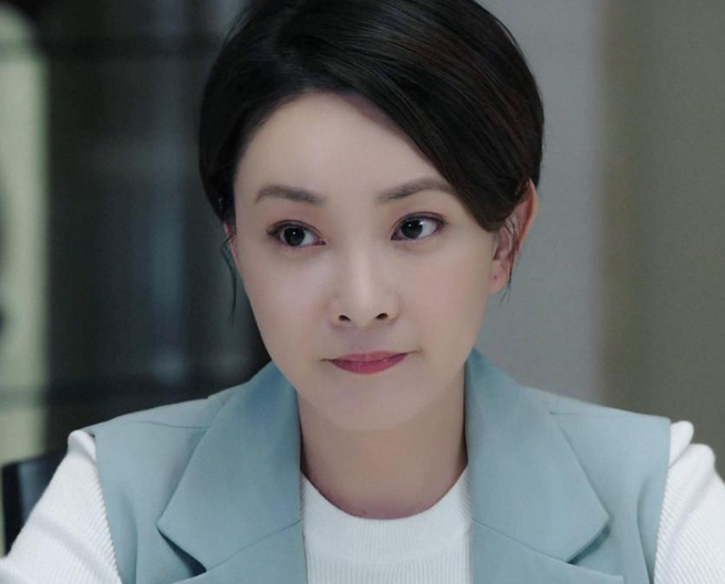 她曾是央视主持人,与张嘉译"离婚"后,低调嫁入豪门生活美满