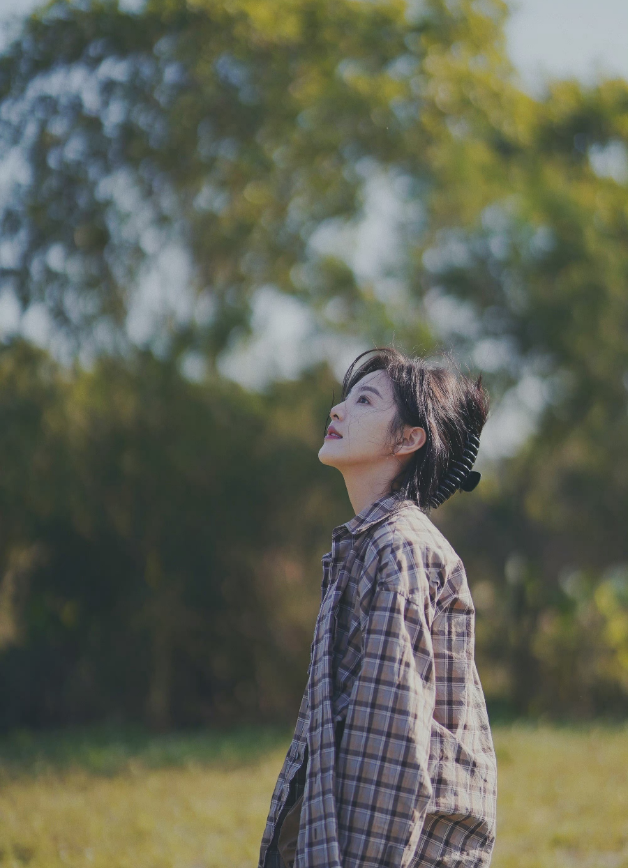 章若楠衬衫 小短裤,如阳光明媚的森系少女,青春活力!