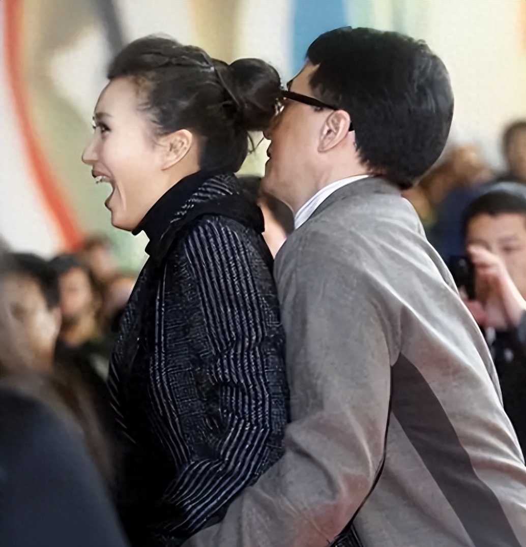 回顾:成龙灌章子怡的不是酒,是整个娱乐圈的丑陋,他们是什么关系?
