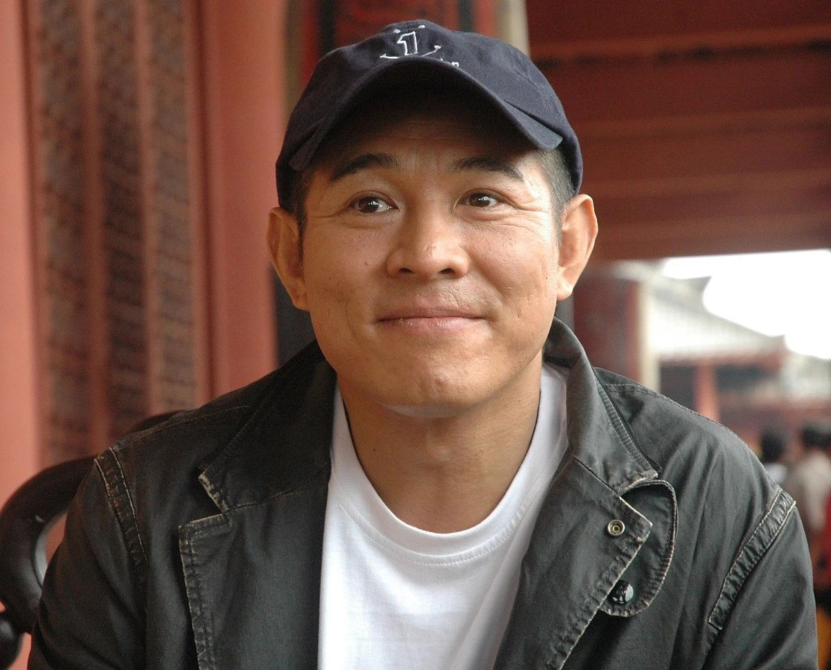 中国功夫巨星李连杰的演艺生涯与慈善事业