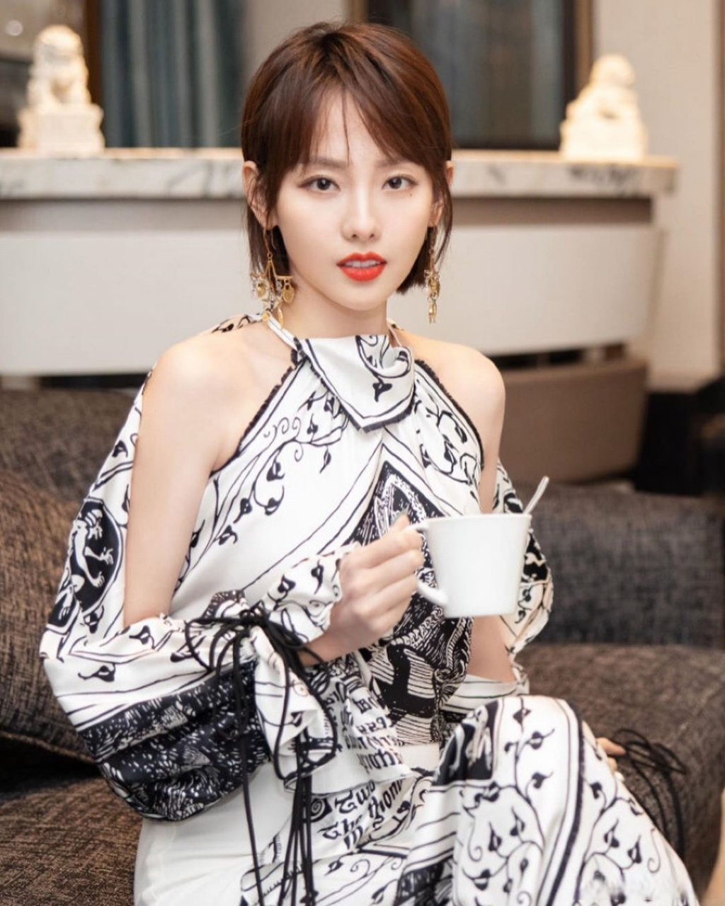 张嘉倪婚后火力全开!穿印花连衣裙现身活动好大气,这才是真逆袭