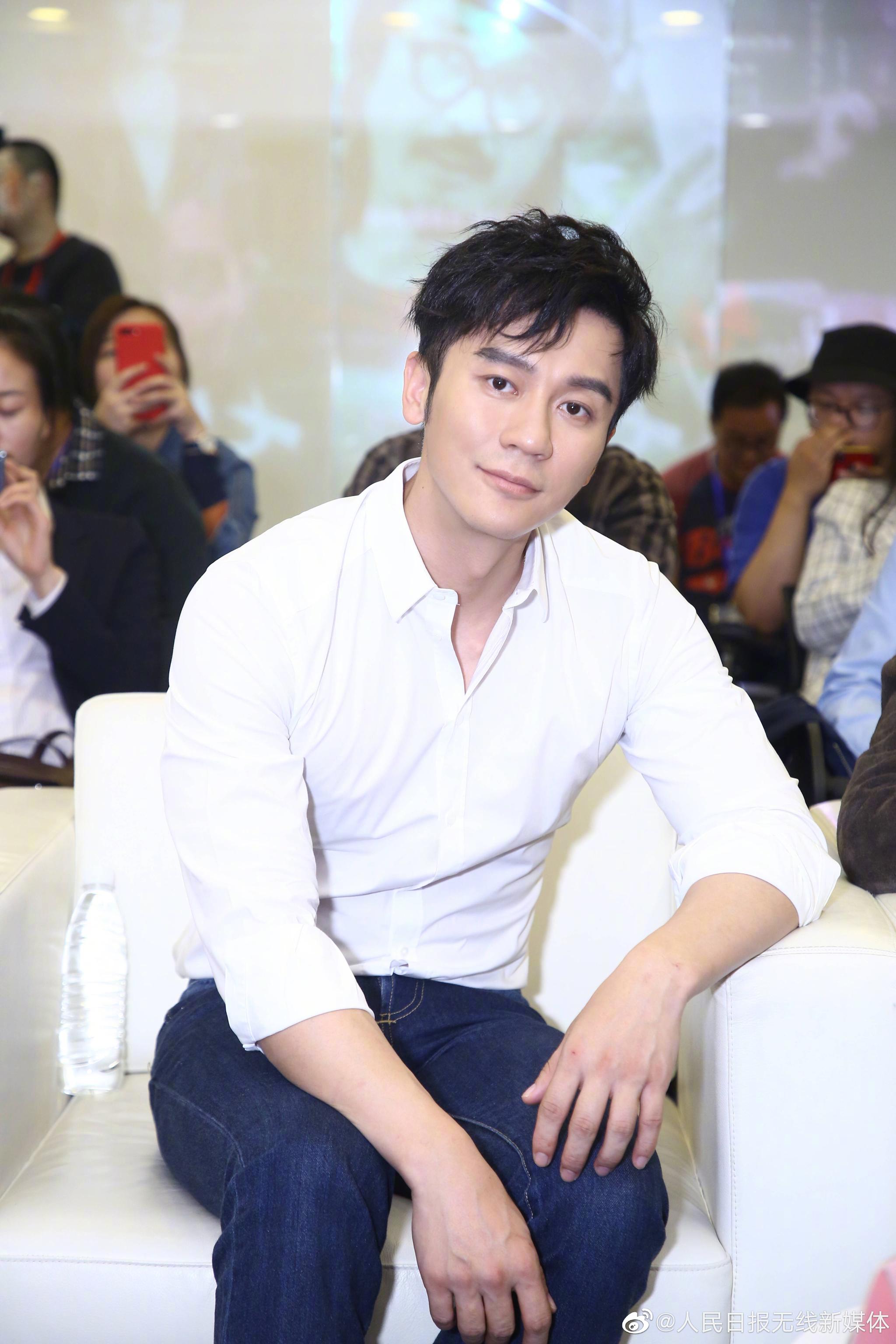 李晨出席《热烈》首映礼!意外曝光最新近况,引发热议!