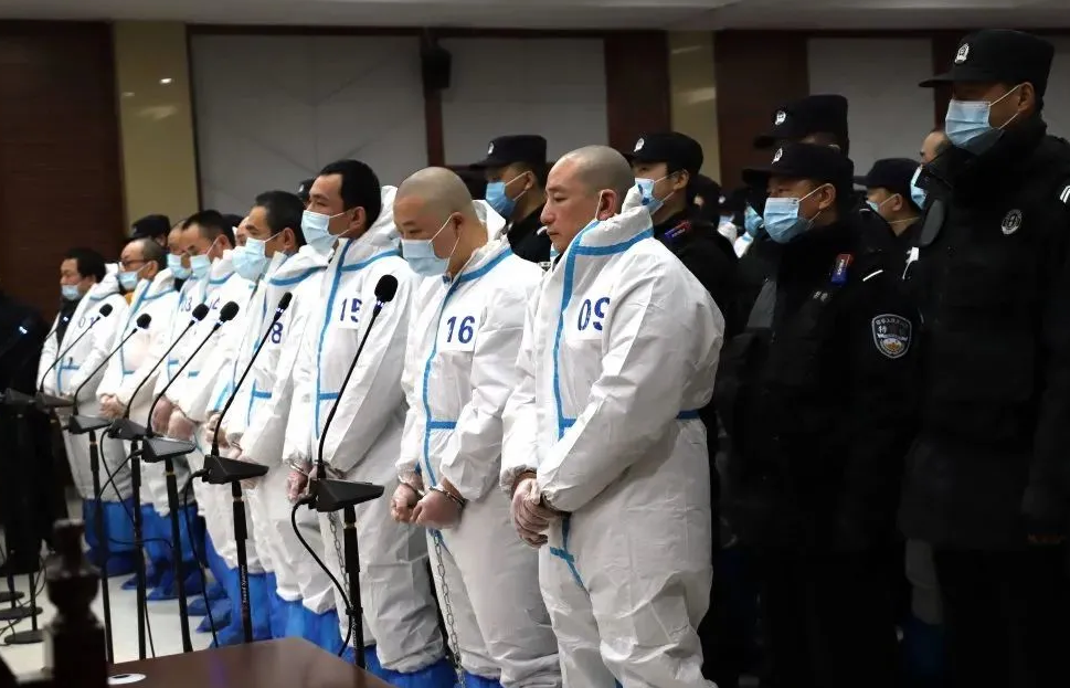 回顾:湖北黑老大肖作军,能让政法委书记站台,有人抢着替他坐牢