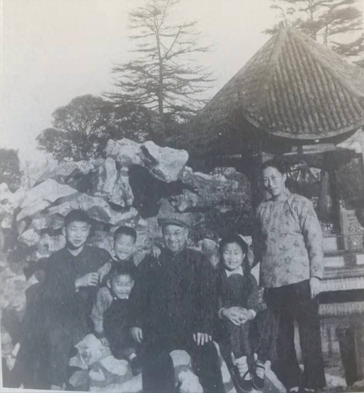 55年新军装设计出现争议,陈赓一句话逗笑全场