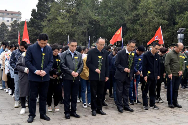 長治市中研附院到太嶽烈士陵園開展緬懷先烈活動