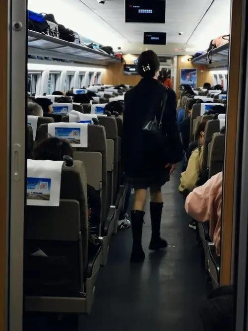 年轻女子"一丝不挂"大闹高铁,表演全裸劈叉,场面羞耻不堪入目