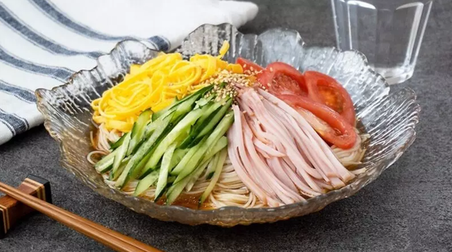 有满满配料的美味「日式凉面」做法!加入柠檬汁清爽又开胃