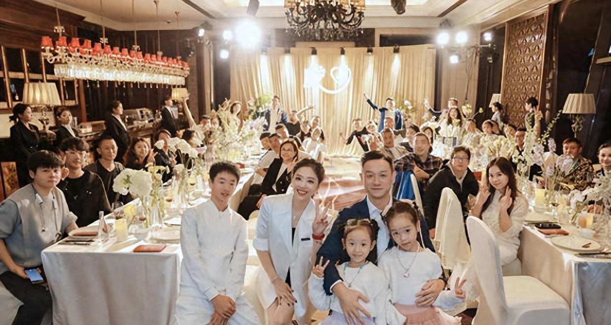 杨威晒照,庆祝结婚15周年,一家五口同框幸福温馨