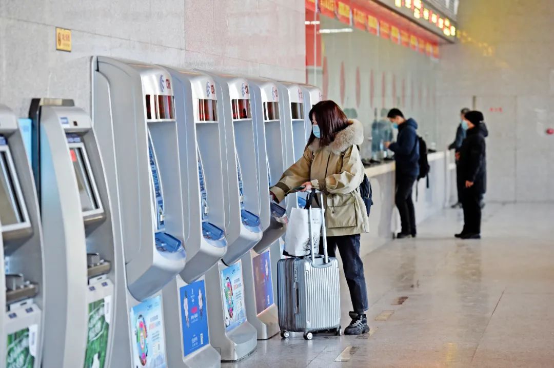 铁路本溪站小年送"福" 温暖旅客归家路