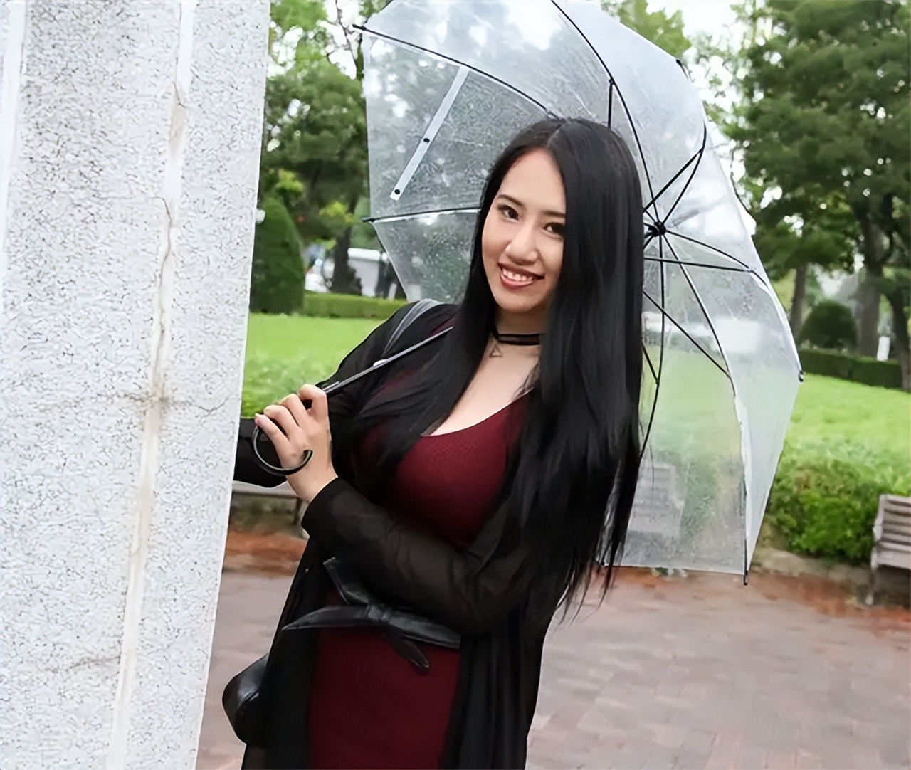 日本富豪被害事件:生前为4000个美女豪掷30亿,被小55岁妻子下毒