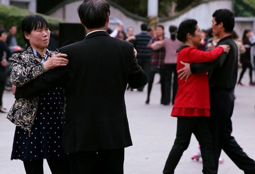 3年前山东62岁大妈迷上广场舞后染上艾滋丈夫崩溃送妻子上路
