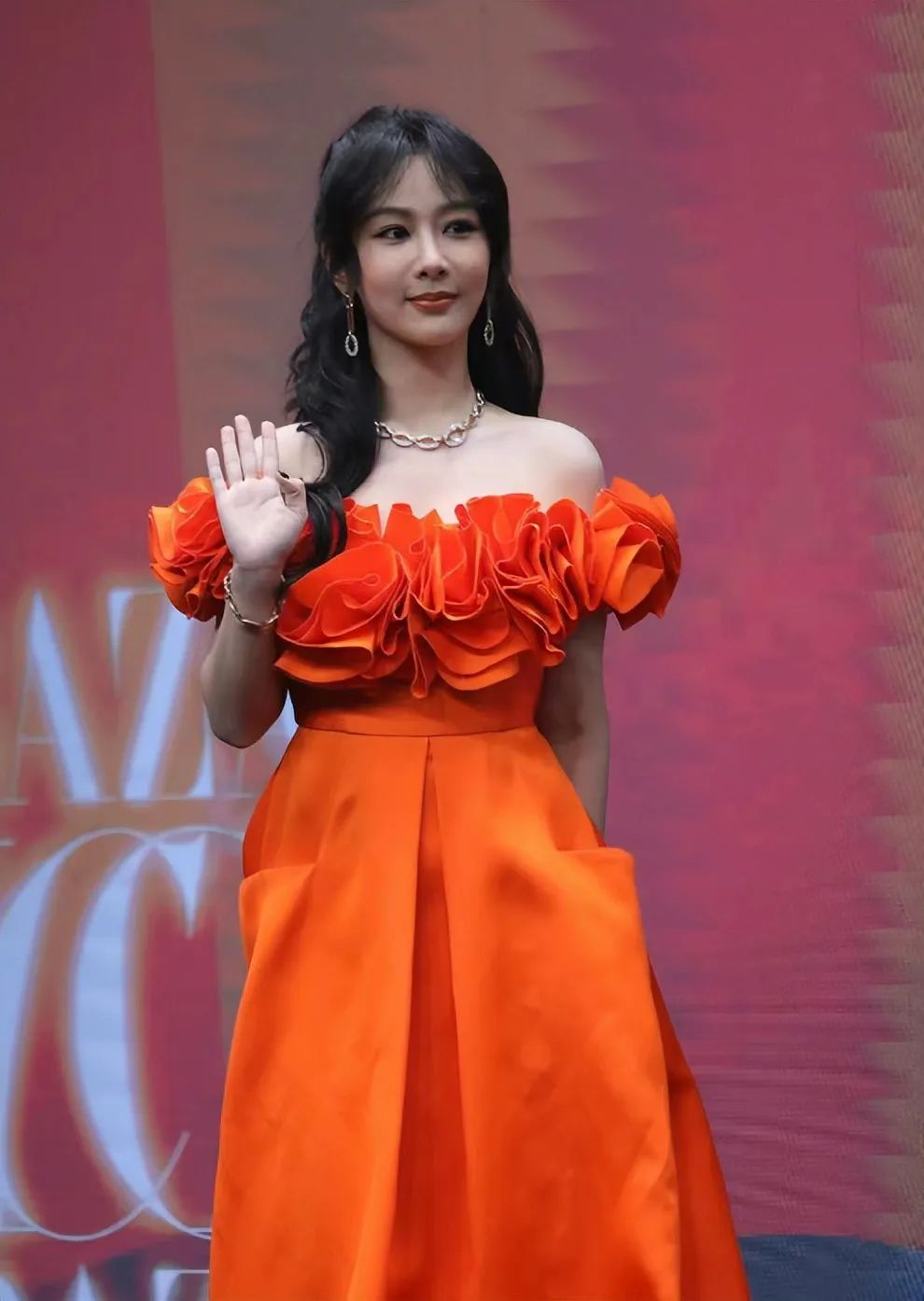 杨紫偏爱"中年妇女装",这一身肤色暗淡,骤老10岁,差点认不出