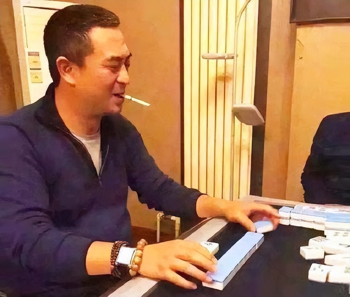 "麻将老公"张嘉译,借外出工作为由打麻将,王海燕替他巧戒牌瘾