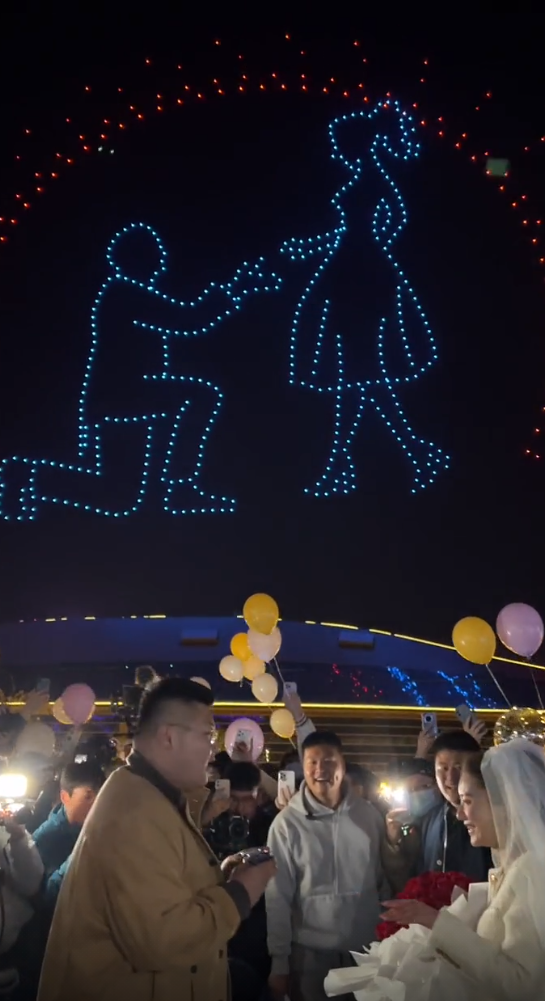 4020w网红猴哥求婚,上千台无人机表演,求婚戒指价值百万