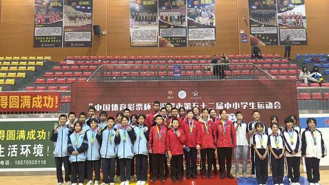 岳阳市春雷学校学子燃爆汨罗市第52届市运会运动场