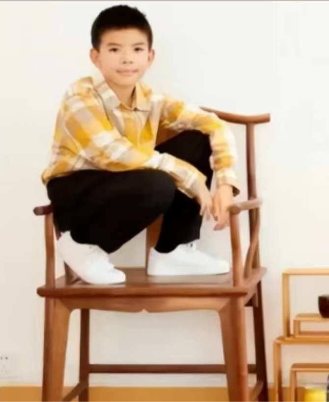 刘涛晒全家福,14岁女儿美貌惊艳似妈妈,8岁儿子阳光帅气像爸爸