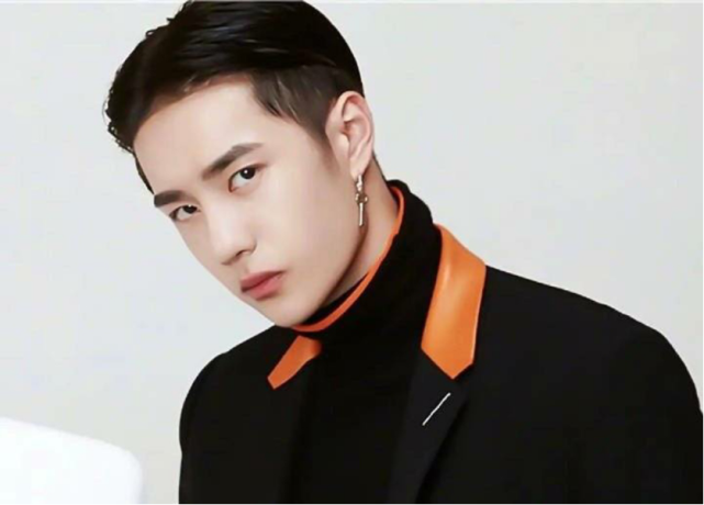 王一博新剧黄埔头造型引热议,"油头"发型凸显敬业精神