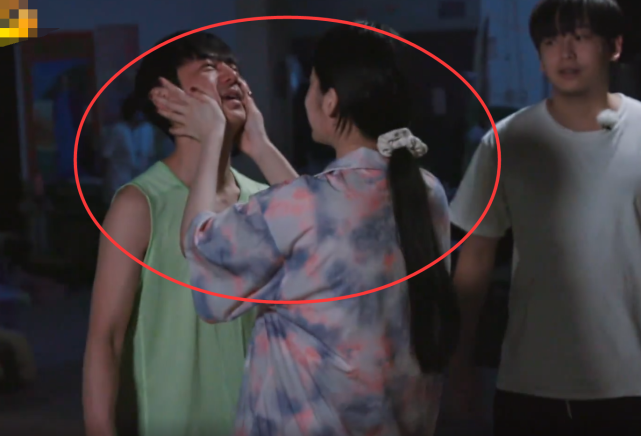 欧阳娜娜与何炅拥抱,被何炅吐槽不要这样抱,谁注意咋抱的?