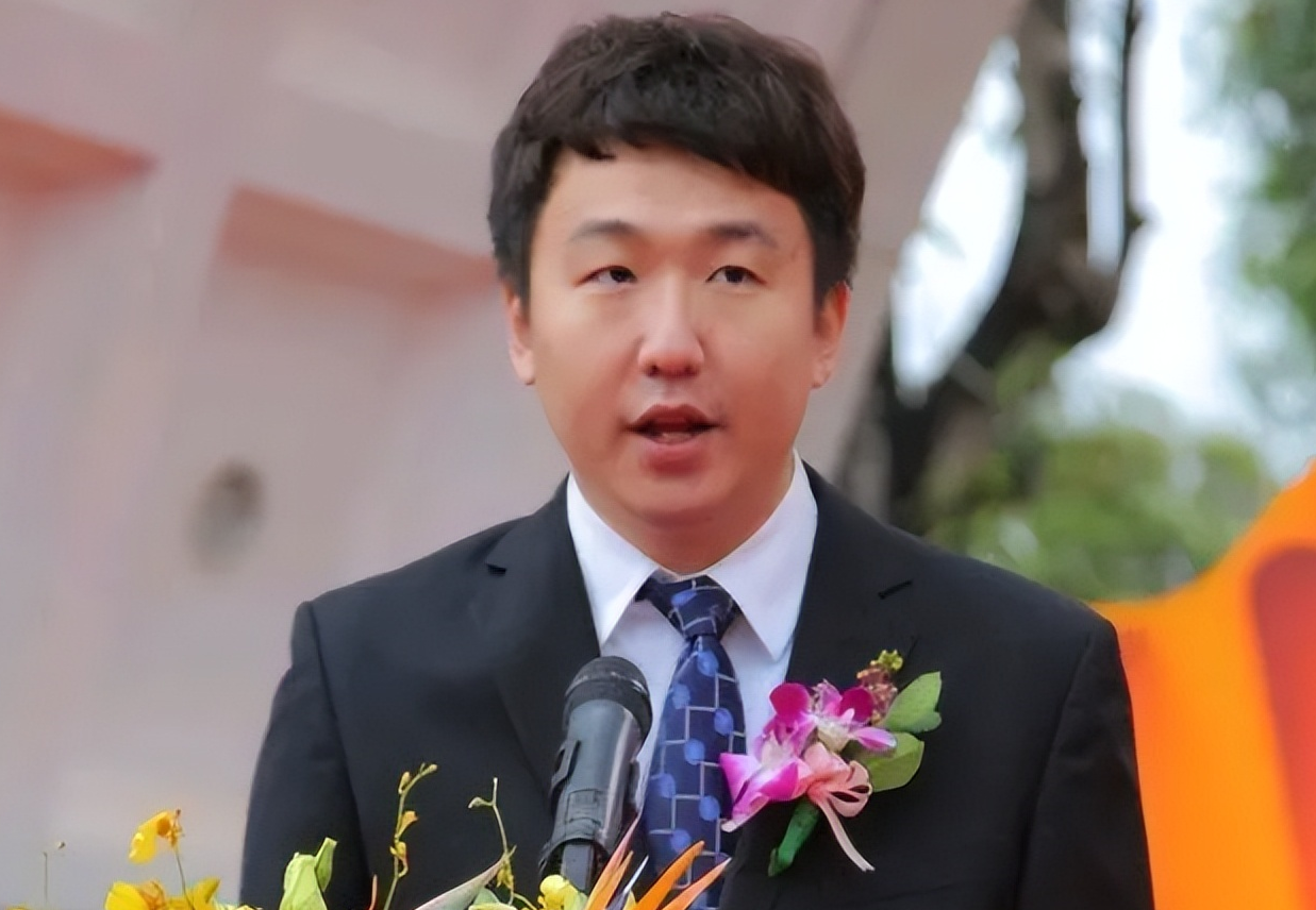 许家印被抓了丁玉梅走了,次子许滕鹤也被抓,长子许智健去哪了?