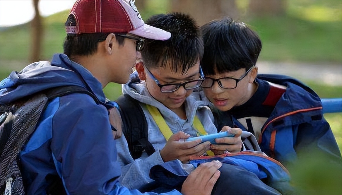 贵州一学校防止学生玩手机放大招,让学生把手机放水里,后续来了