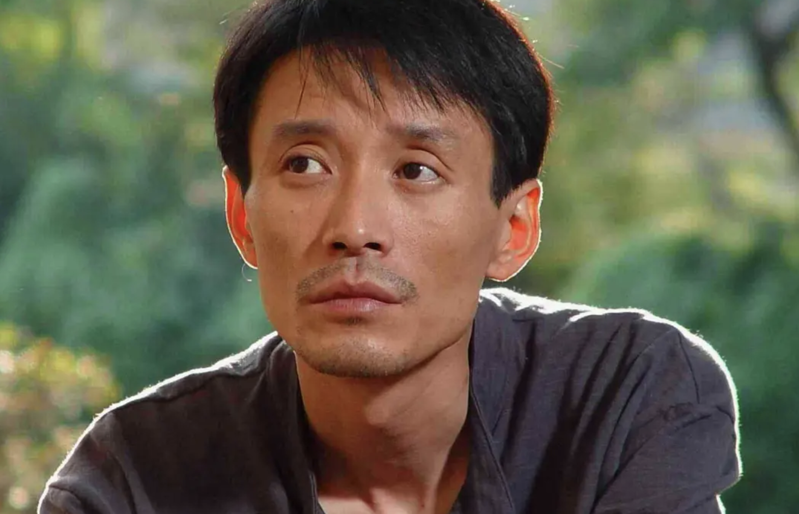田小洁是南昌人,1970年出生在一个戏剧之家,他的成长之路也深受母亲的