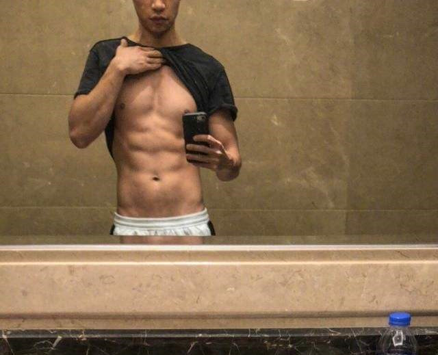 魏晨晒光剑腹肌照!结婚后变保守了,在关键部位还打了马赛克