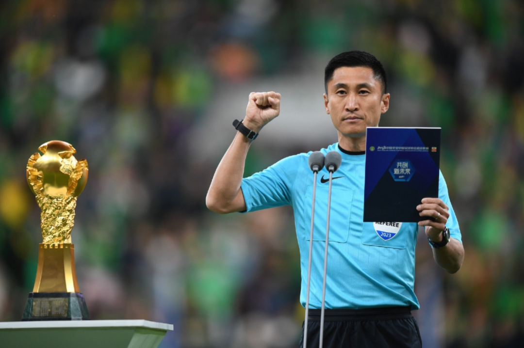 足协都低头了 马宁的腰杆怎么还是这么硬?