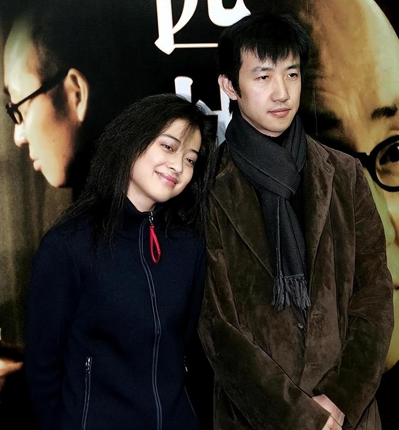 2001年,一部《不要和陌生人说话》横空出世,尽管男主冯远征和妻子在