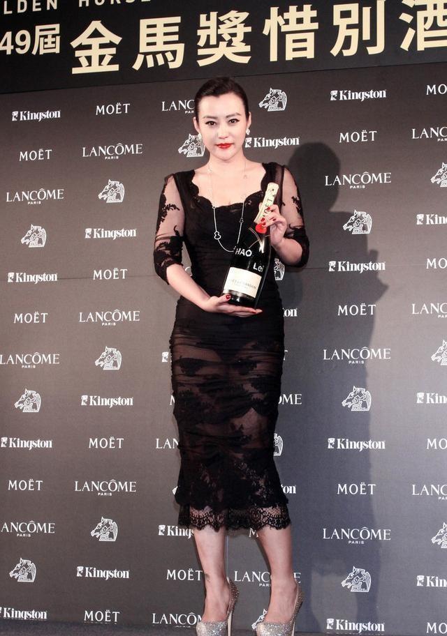 郝蕾到底算不算美人看了她和孙俪同穿黑色薄纱裙你就有答案了