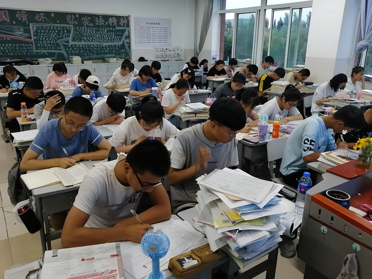 这是近日南京一所中学发生的一起惨剧,两名初三学生在面对成绩不如