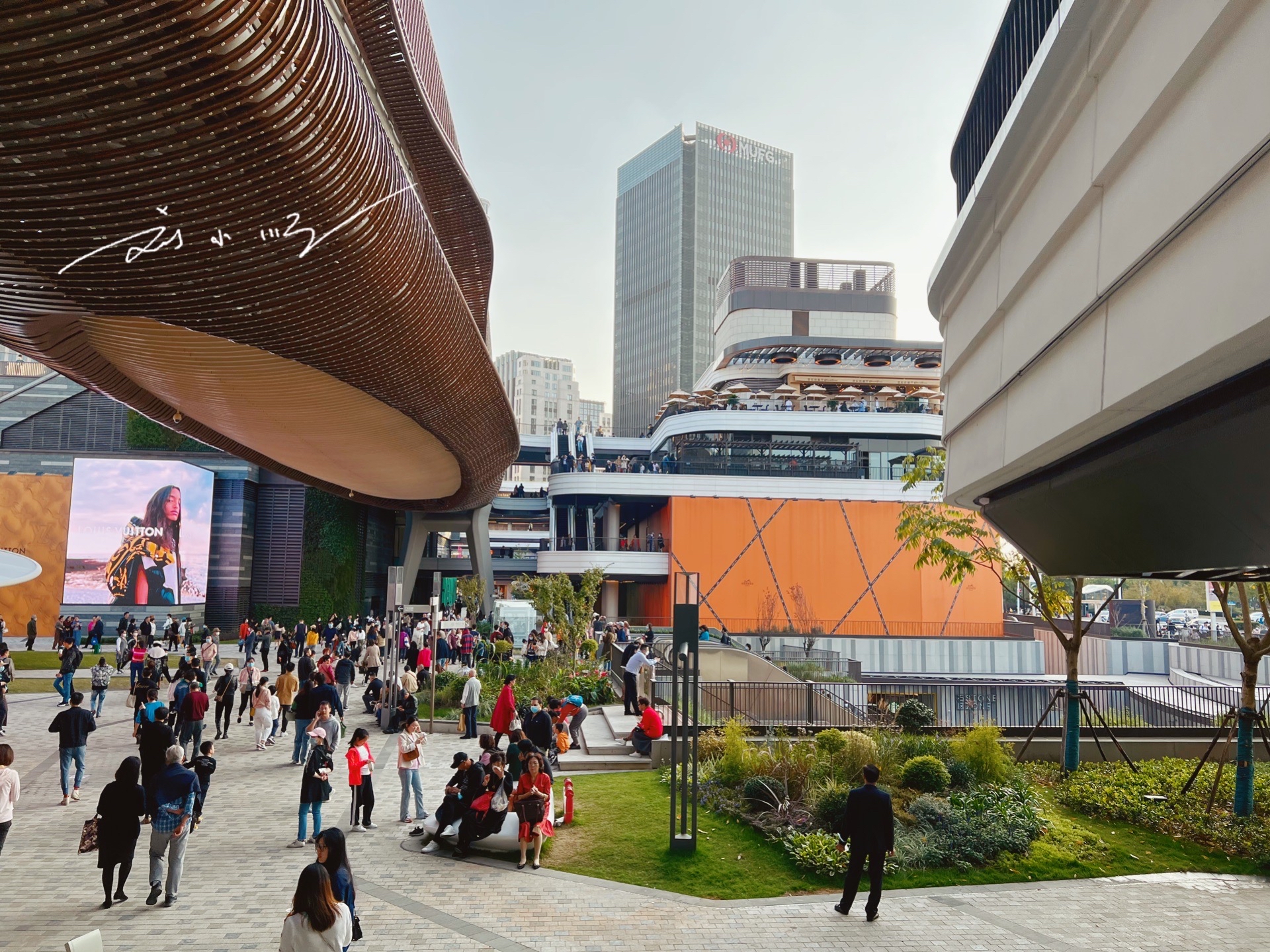 上海浦东的"新晋"网红商场,人气很旺,却被抱怨不如北京和成都