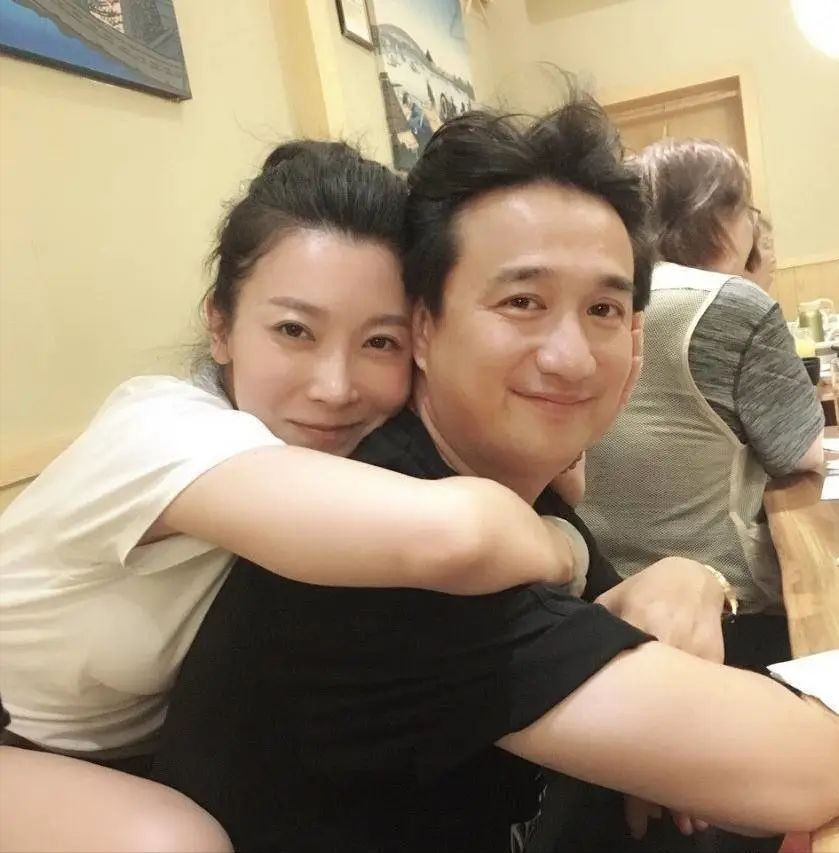 黄磊周迅举止亲昵没边界感,勾肩搭背深情拥抱,被质疑关系不一般