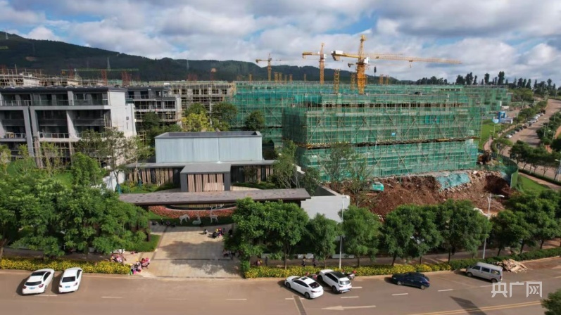 记者了解到,滇池半山停工的地块是4号地块,项目名称是悦澜海苑.