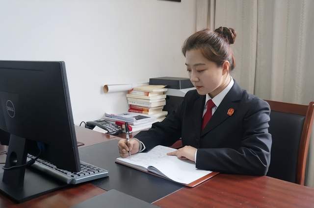 深圳"色贪"法官裴洪泉:与女律师日夜缠绵,带美女出游时被捕