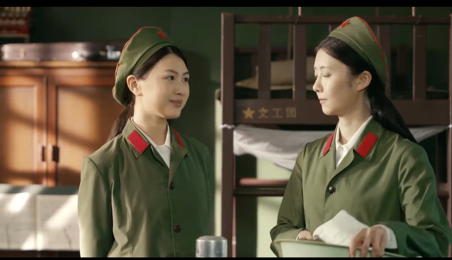 在知识青年上山下乡,部队大院里人人挤破头去当兵的时候,只有她敏锐地