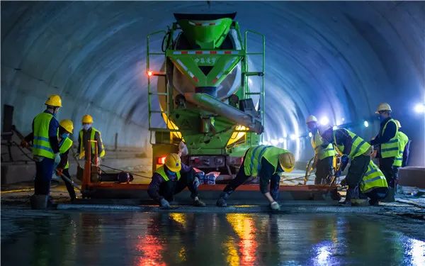 红岩村隧道全线贯通啦!"四层七隧"穿越2000余栋建筑